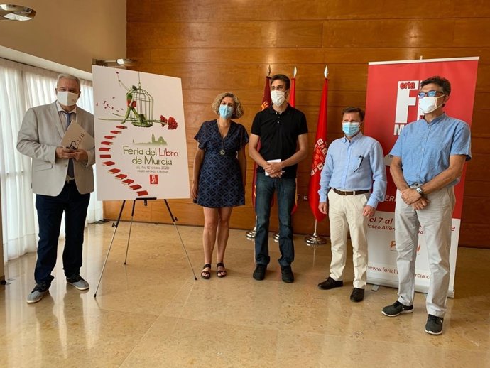 La concejala de Agenda Urbana y Gobierno Abierto, Mercedes Bernabé, junto al presidente de la Asociación de Creadores y Artistas 'Palin', ha presentado este miércoles el número total de casetas que participarán en la próxima edición de este evento