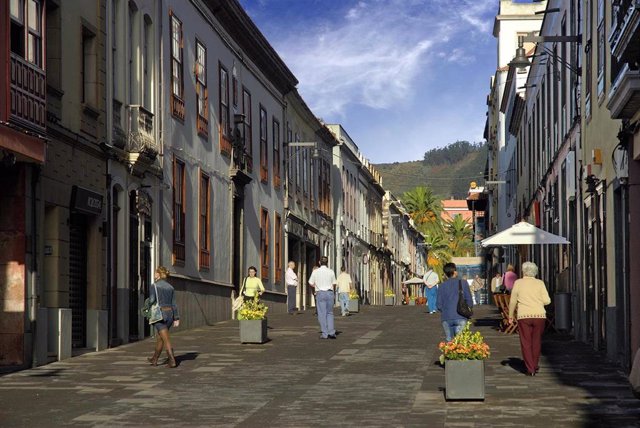 El Ayuntamiento de La Laguna repara el enlosado de las calles peatonales del casco histórico