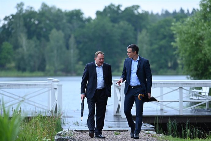 El presidente del Gobierno, Pedro Sánchez (i), junto con el primer ministro sueco, Stefan Lfven (d), junto a un embarcadero durante un paseo por la residencia vacacional de Harpsund, Suecia este miércoles