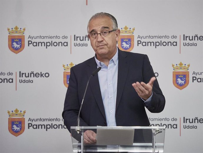 El alcalde de Pamplona, Enrique Maya, ofrece una rueda de prensa el día en el que de celebrarse hubieran comenzado los Sanfermines 2020, en Pamplona, Navarra (España), a 6 de julio de 2020. Maya ha vuelto a enviar un mensaje de "prudencia" a la ciudadan