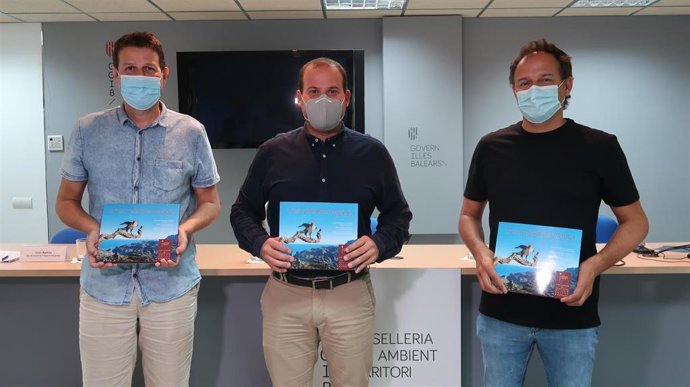 De izquierda a derecha, el jefe de servicio del Servicio de Protección de Especies, Ivan Ramos; el conseller de Medio Ambiente, Miquel Mir; y el director general de Espacios Naturales y Biodiversidad, Lloren Mas.