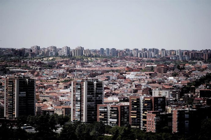 Vista de Madrid en los alrededores del Palacio Real y de la calle Bailén, durante las obras para comunicar peatonalmente Plaza España con Madrid Río, el Palacio Real y la Gran Vía, en Madrid (España), a 6 de julio de 2020. 