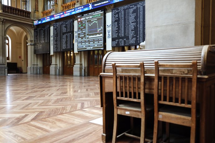 Dos sillas y una mesa en el interior del Palacio de la Bolsa, en Madrid (España), a 6 de julio de 2020. 