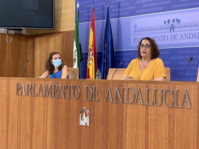 La portavoz adjunta del grupo parlamentario Adelante Andalucía, Ángela Aguilera, y la portavoz en la comisión de Igualdad, Ana Villaverde, en rueda de prensa