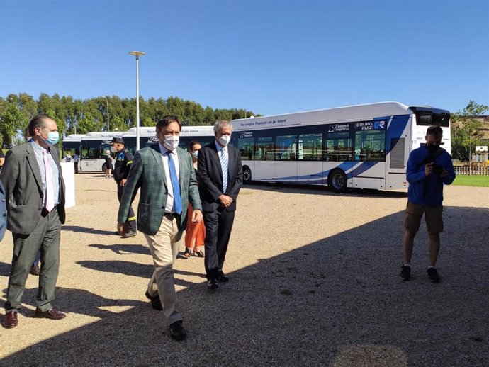 El alcalde de Salamanca, (C) en la presentación de los nuevos autobuses.