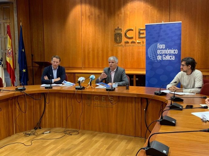 Santiago Lago (centro) en la presentación de un informe del Foro Económico