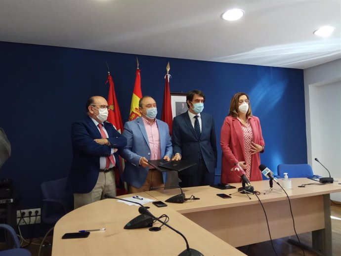 Firma del convenio para la nueva depuradora de Grijota en Palencia