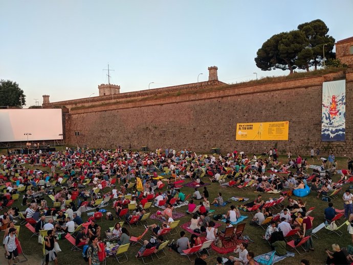 Una sesión de cine al aire libre del ciclo Sala Montjuc en Barcelona.
