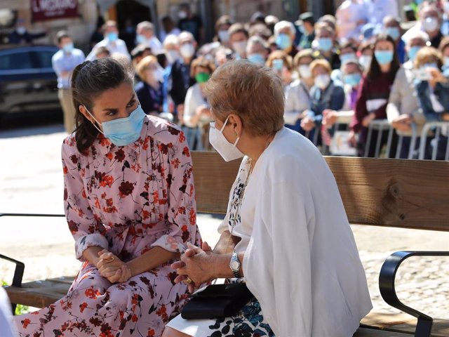 Dona Letizia conversa con una ciudadana durante la visita de los Reyes a la localidad soriana de Vinuesa
