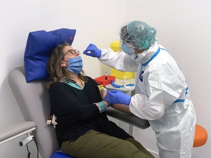 Cogen muestras a sanitarios para hacerles la prueba del COVID-19 en Menorca