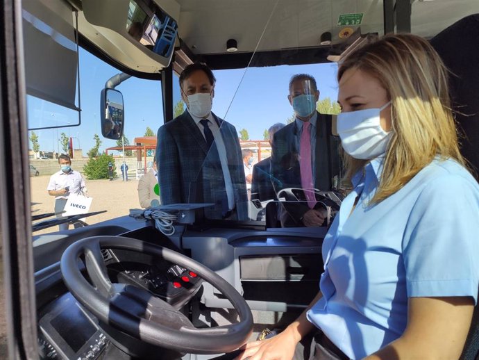 El alcalde de Salamanca junto a una de las conductoras del servicio de transporte urbano de la ciudad.