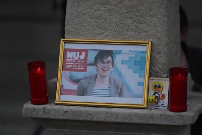 Retrato de la periodista Lyra McKee en una vigilia en su recuerdo en Dublín tras su asesinato en Londonderry en abril de 2019
