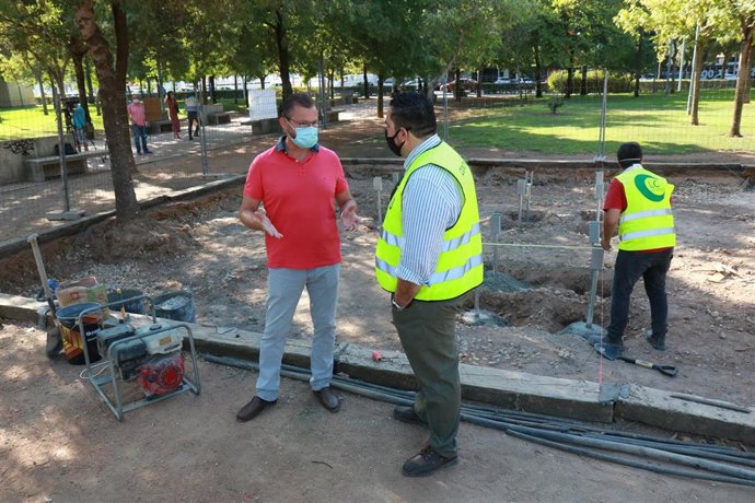 Dorado (izda.) e la visita a las obras en uno de los parques infantiles de juegos.