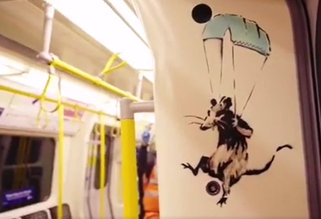 Banksy aparece en el metro de Londres para reivindicar el uso de la mascarilla