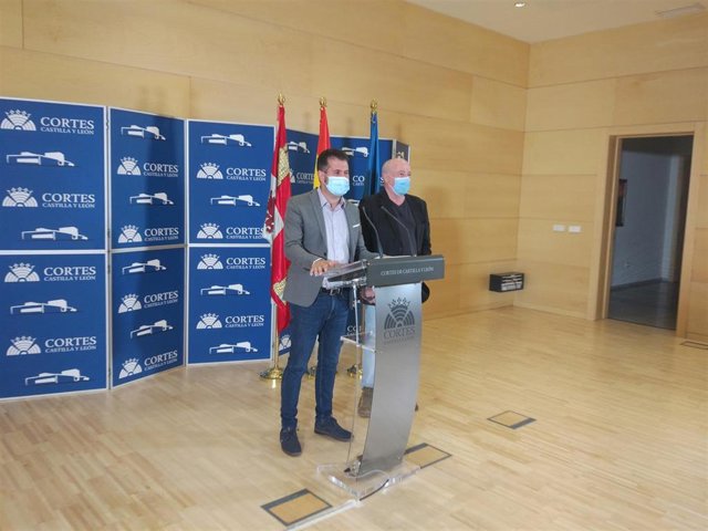 El secretario general del PSOE de Castilla y León, Luis Tudanca, junto al portavoz de las plataformas por la Sanidad de CyL, Luis Ocampo.