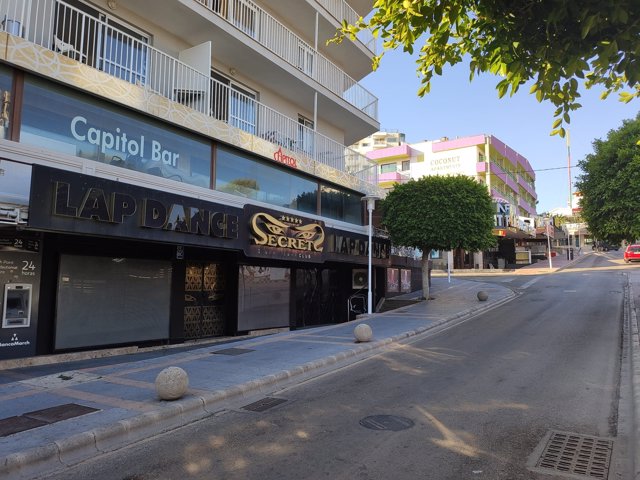 Calles de Magaluf vacías después de que el Govern haya decretado el cierre de los establecimientos para evitar el turismo de excesos