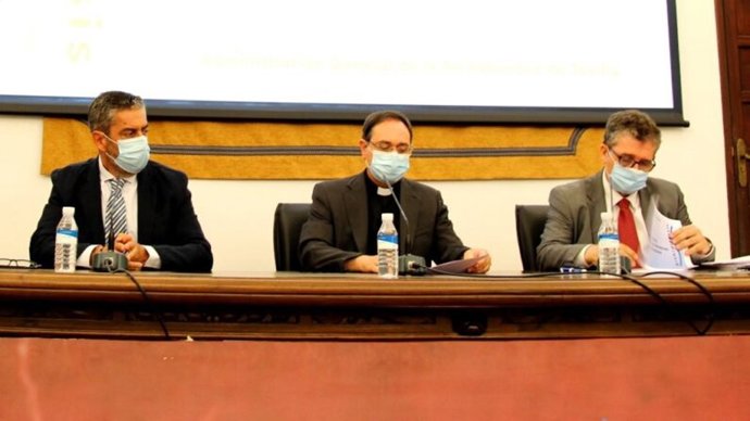 El vicario general, Teodoro León, durante la presentación del Informe Económico de la Archidiócesis de 2019