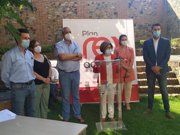 Rosario Cordero y miembros de su equipo de Gobierno en una rueda de prensa sobre el balande del Plan Re-Activa de la Diputación de Cáceres