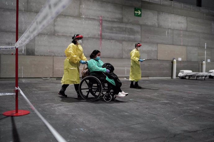 Imagen de los primeros pacientes con coronavirus derivados al hospital provisional instalado en Ifema, en la Comunidad de Madrid.