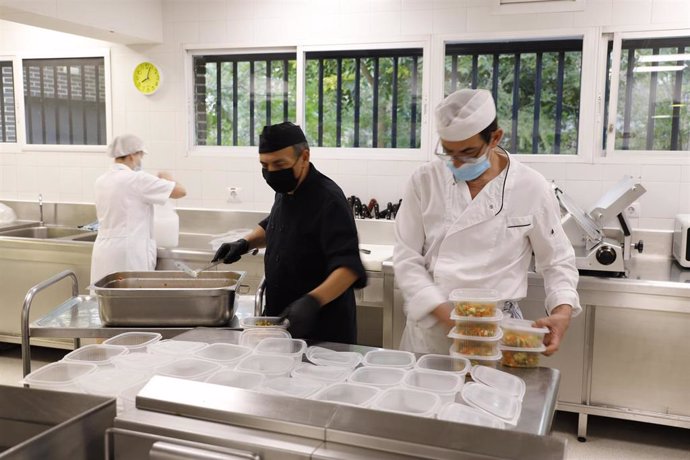 El jefe de cocina del Colegio Mayor Universitario Fundación SEPI, Jacinto, prepara los menús solidarios