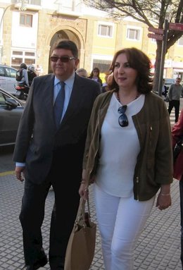 Lorenzo Sánchez y Eva Corrales camino de la Audiencia en un juicio anterior