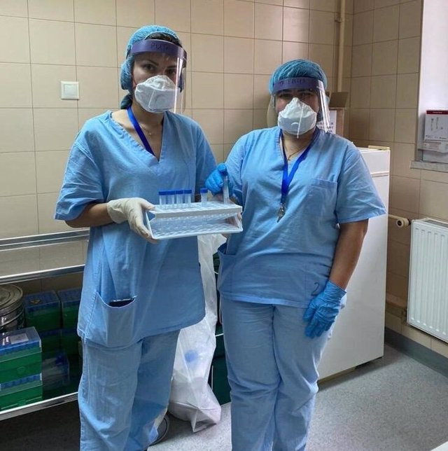 Dos trabajadores sanitarias en un hospital ruso