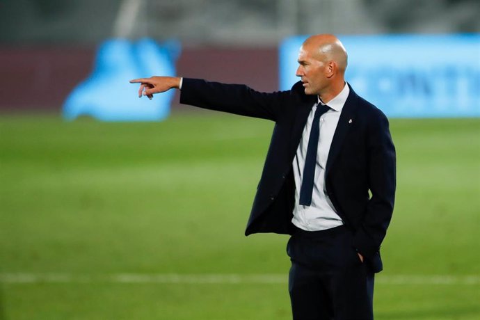 El entrenador del Real Madrid, Zinedine Zidane, en el partido contra el  Getafe en el Alfredo di Stéfano