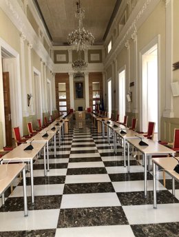 Nueva disposición del salón de plenos del Ayuntamiento de Cáceres para celebrar la primera sesión presencial tras la pandemia