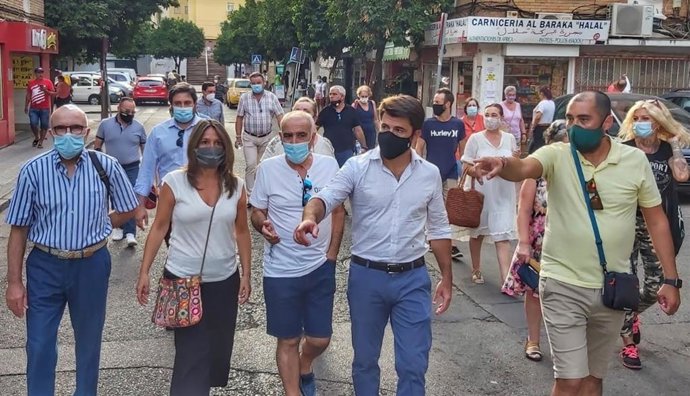 El portavoz municipal del PP, Beltrán Pérez, en su visita a la barriada del Cerezo
