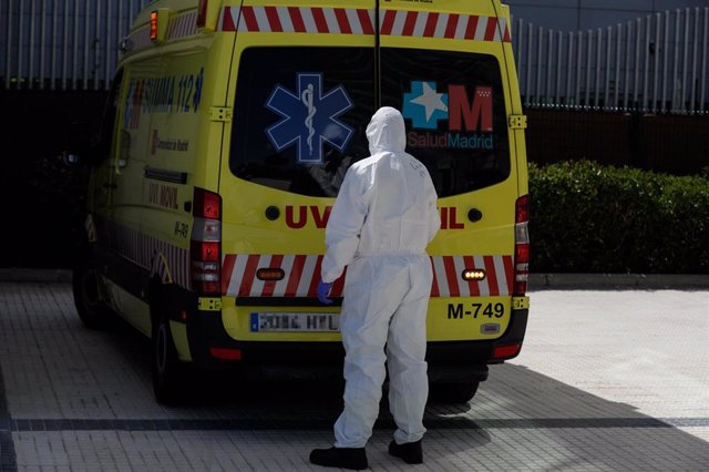 Un sanitario abre la puerta trasera de la unidad móvil del SUMMA a su llegada al Hospital Puerta de Hierro tras trasladar a un paciente desde la UVI del hospital temporal de IFEMA