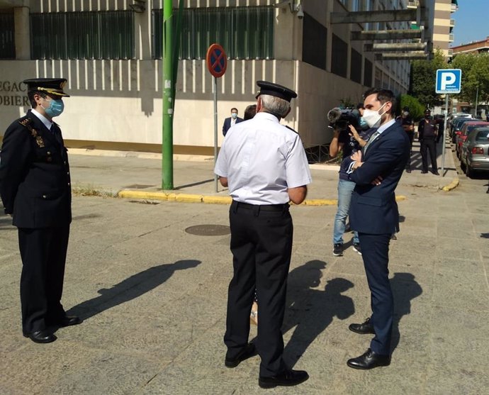 El secretario de Estado de Seguridad, Rafael Pérez (dcha.), habla con mandos policiales.