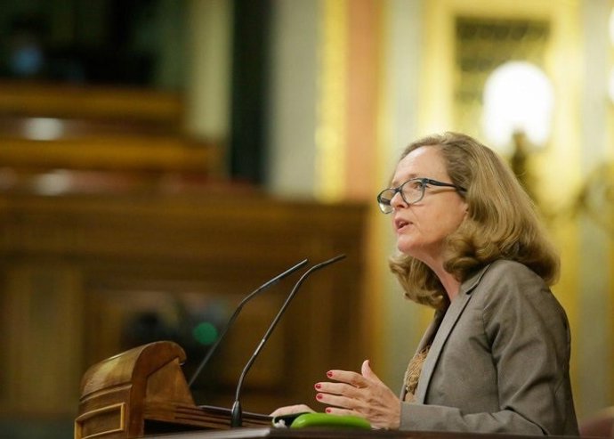 La vicepresidenta de Asuntos Económicos, Nadia Calviño, ante el Pleno del Congreso