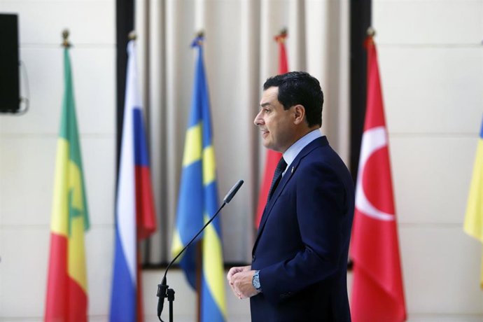 El presidente de la Junta de Andalucía, Juanma Moreno (c);  asisten al minuto de silencio en homenaje al concejal José María Martín Carpena al cumplirse el XX aniversario de su asesinato a manos de la banda terrorista ETA Málaga a 15 de julio del 2020