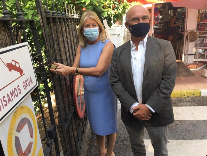 La alcaldesa, Angeles Muñoz, y el presidente de la Autoridad Portuaria, Carlos Rubio, durante el acto de entrega de llaves del edificio del Faro de Marbella