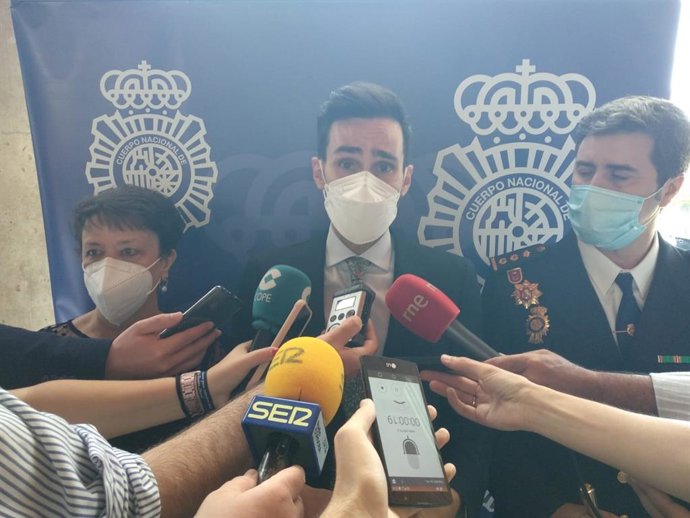 El secretario de Estado de Seguridad, Rafael Pérez, atiende a los periodistas.