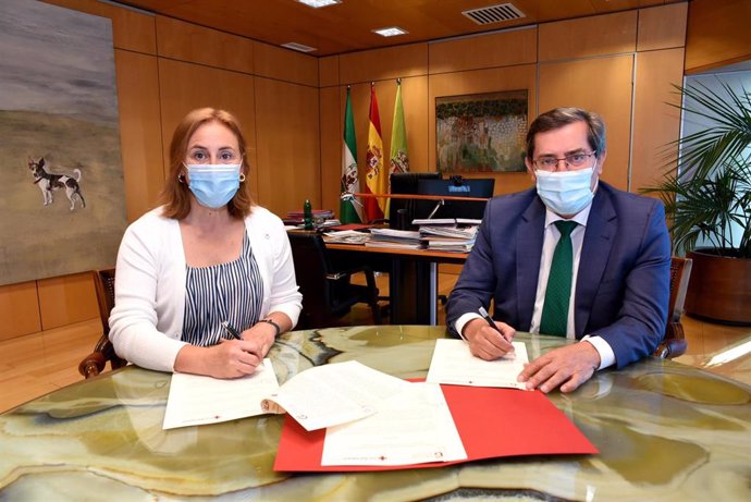Firma del convenio entre la Diputación de Granada y Cruz Roja