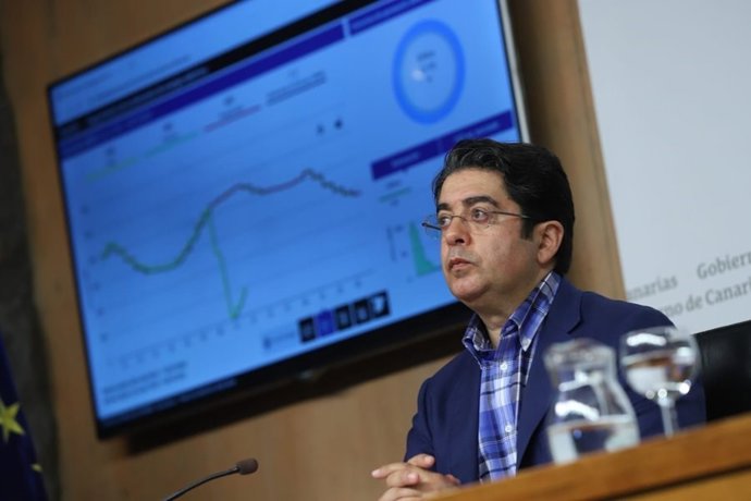El presidente del Cabildo de Tenerife, Pedro Martín, en una rueda de prensa para informar sobre el cero energético en Tenerife