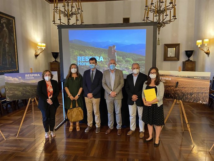 Presentación de la campaña Respira Hondo, de promoción del Camino de Santiago.