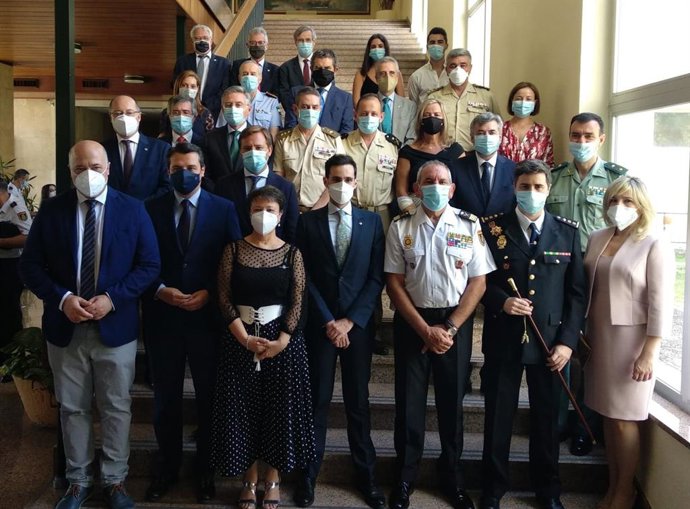 El secretario de Estado de Seguridad, Rafael Pérez (centro, en la primera fila), entre otras autoridades, tras la toma de posesión de Carlos Enrique Serra Uribe (segundo por la dcha.) como nuevo comisario provincial de Córdoba