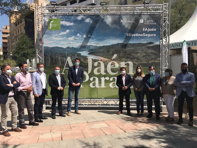 Visita a la carpa turística de 'Jaén, paraíso interior' instalada junto a la fuente de las batallas en Granada