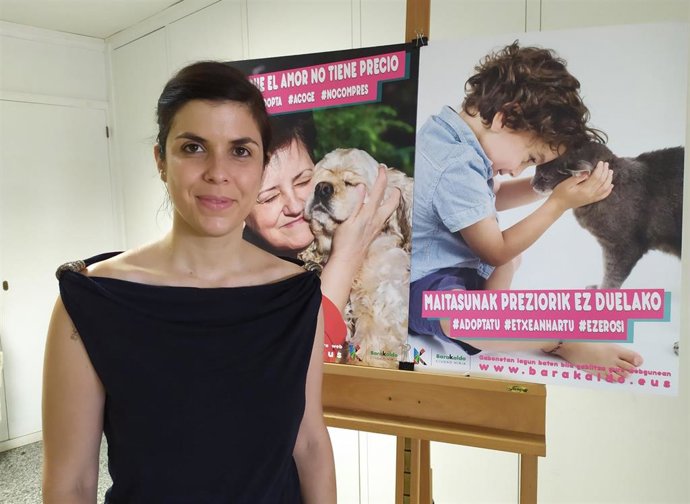 La concejala de Desarrollo Sostenible de Barakaldo, Alba Delgado, pide que no se abandonen animales domésticos durante las vascaciones de verano