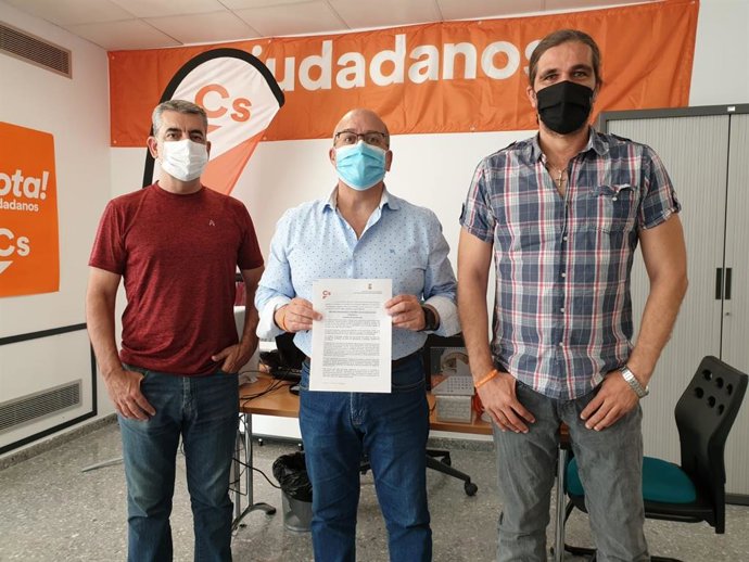 El portavoz municipal muestra la moción para mejorar la seguridad vial