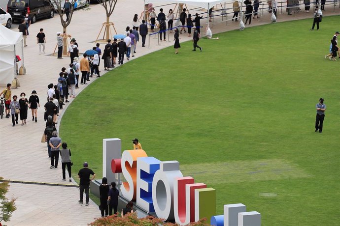 Ciudadanos de Seúl hacen cola para el velatorio del difunto alcalde Park Won Soon