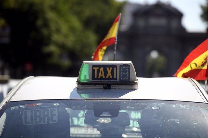Detalle de un piloto de galibo verde de un taxi en el Paseo de Recoletos durante una macroconcentración de vehículos convocada por la Federación Profesional del Taxi de Madrid y Élite Taxi, en Madrid (España), a 30 de junio de 2020. Las asociaciones del