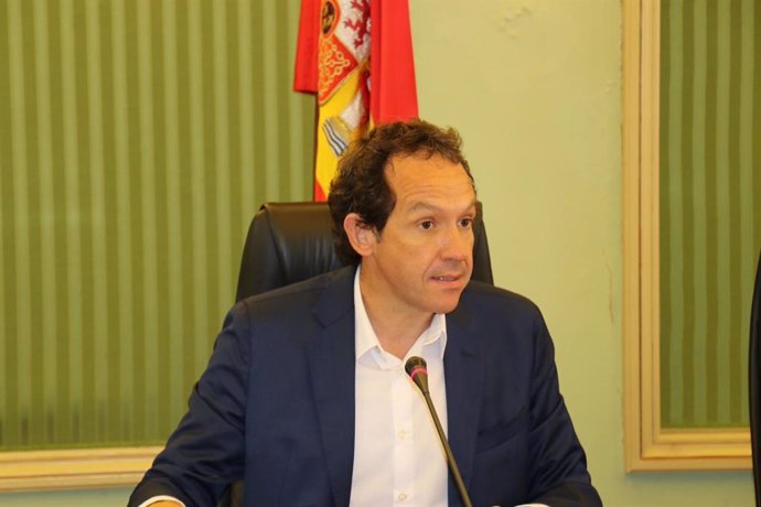 El conseller Marc Pons, durante su comparecencia en la Comisión de Medio Ambiente y Ordenación del Territorio en el Parlament.