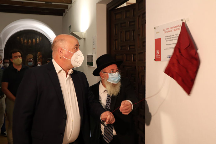 El presidente de la Diputación, Antonio Ruiz (izda.), inaugura un espacios expositivos en Palacio de Santa Ana de Lucena