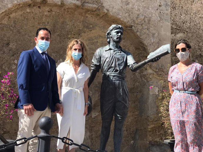 Ana Mestre con el alcalde de Vejer