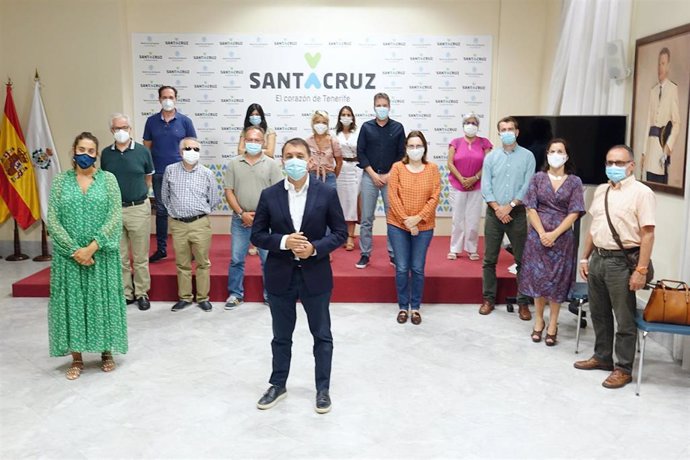 El alcalde de Santa Cruz de Tenerife, José Manuel Bermúdez, en una reuniómn comn representantes del Tercer Sector para declarar la emergencia social en el municipio