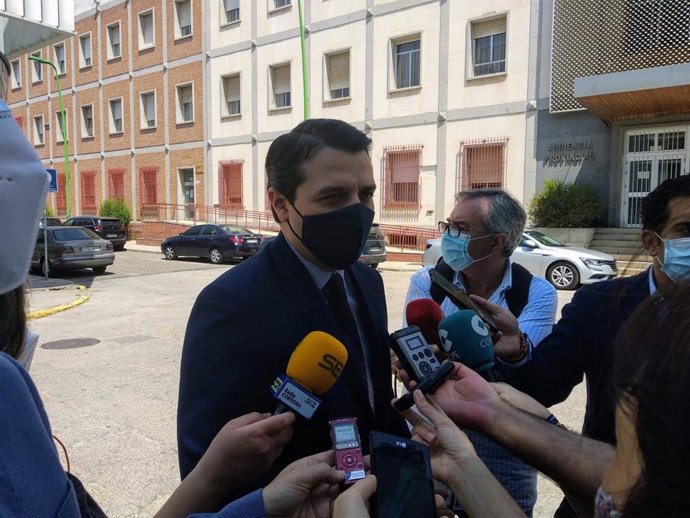 El alcalde de Córdoba, José María Bellido (PP), atiende a los periodistas.