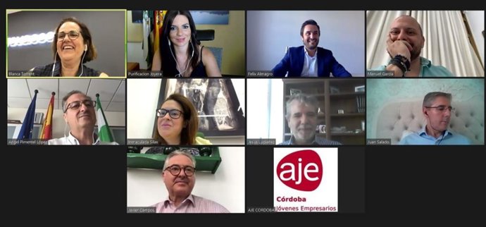 Purificación Joyera (2 izda., arriba) durante su intervención en Turomeya.